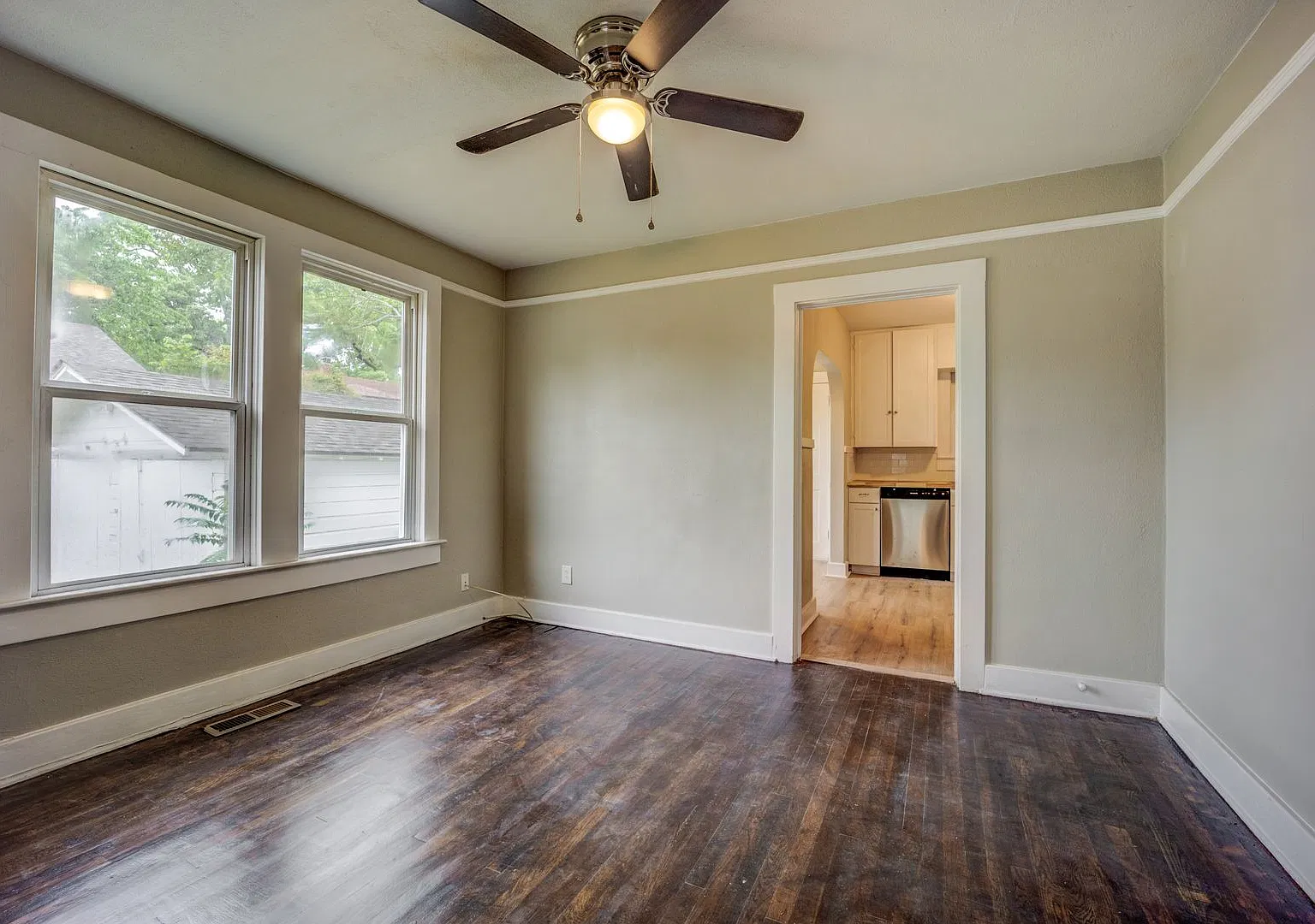 Freshly Updated 2 Bedroom House — Photo 4
