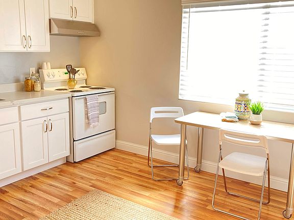 Picture of a same size kitchen decorated in another unit.