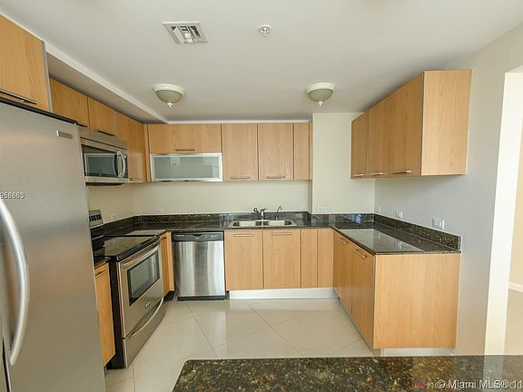 4th image of 3030 NE 188th St APT 702