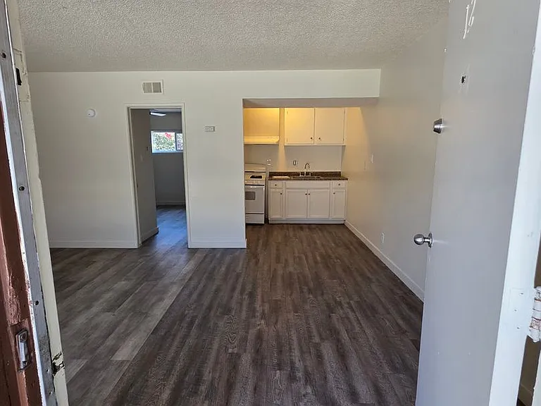 411 N Bush St — Photo 11