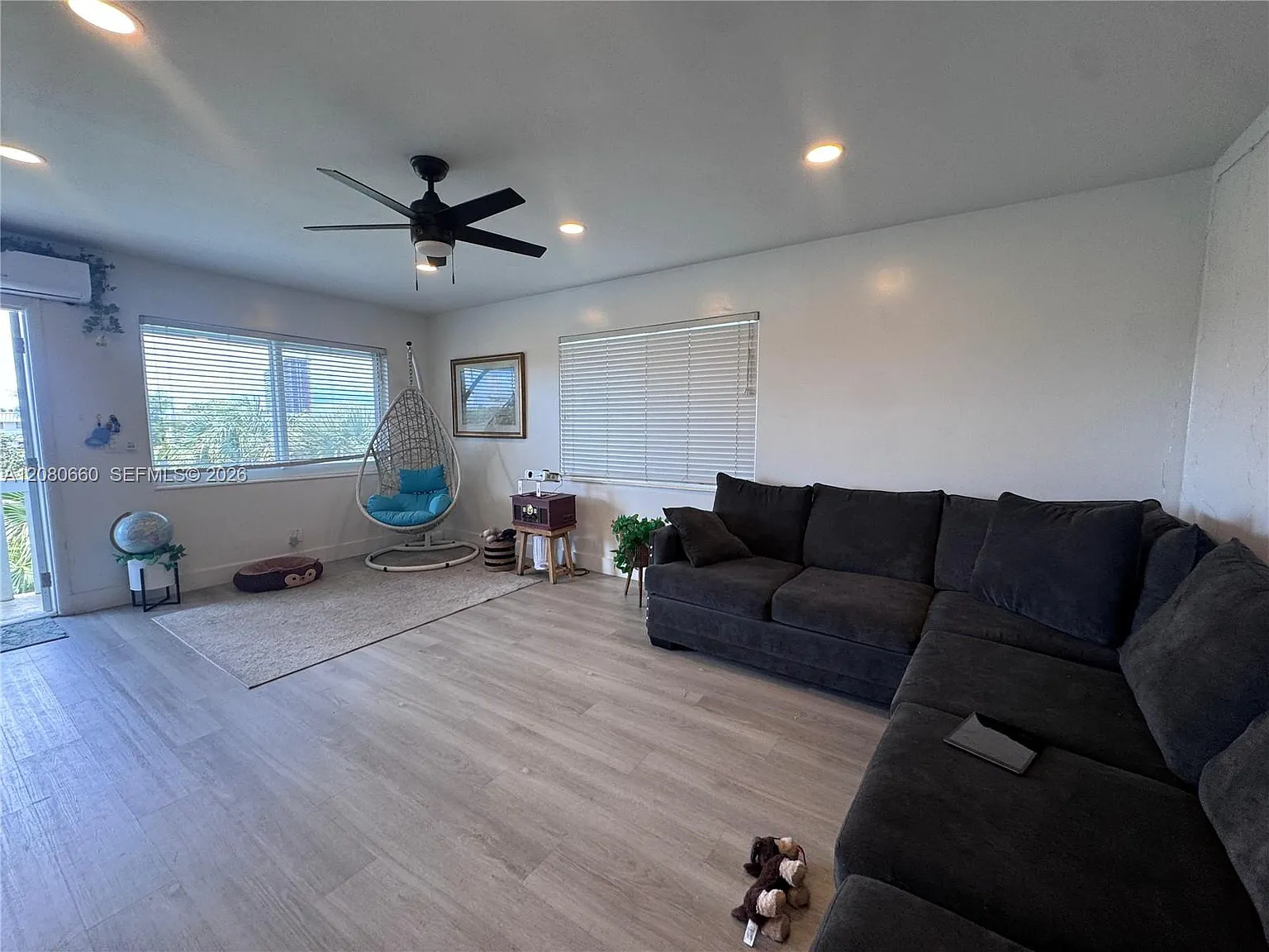 Envoy Apartments Condomin — Photo 1