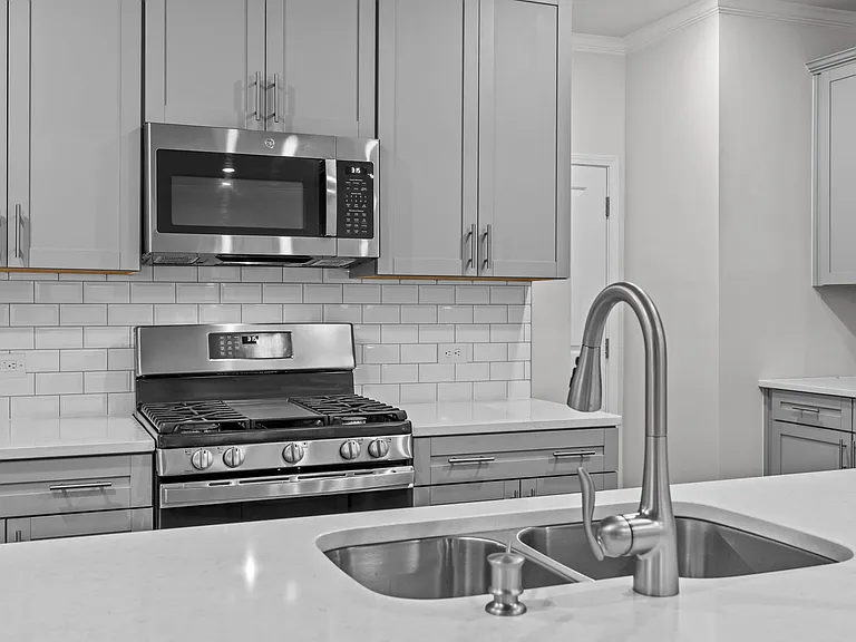 2145 Caen St — Photo 10