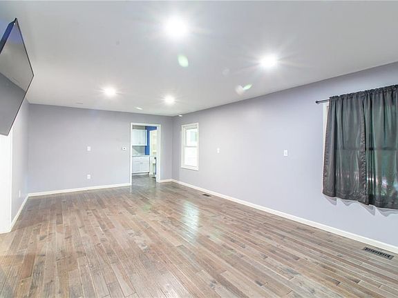 3rd image of 1007 S Independence St