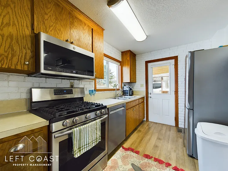 1033 NW Inlet Ave — Photo 16