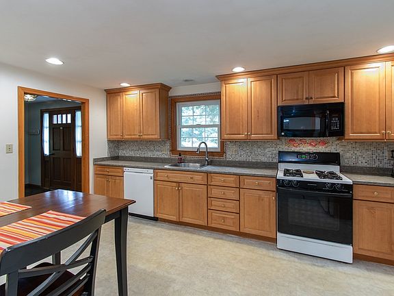 3rd image of 16 Crabapple Ln