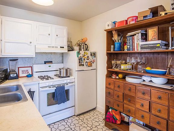 5th image of 927 S Clifton St