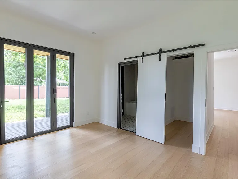 2945 Moss St — Photo 28