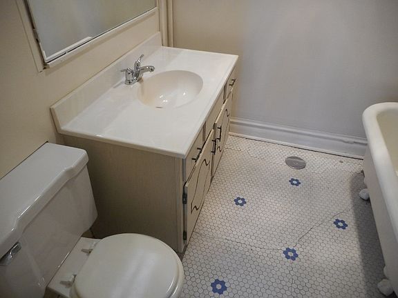 5th image of 1650 W Summerdale Ave #2W