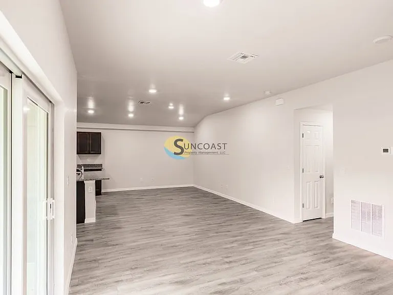 378 Urbana St — Photo 5