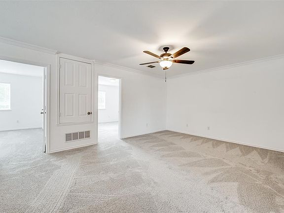 3rd image of 2807 Peak Dr