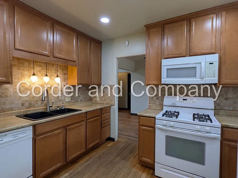302 Valencia Dr NE — Photo 10