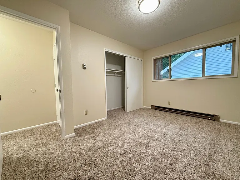 Vintage Upstairs 2 Bedroom With Patio In Hollywood District ~ Near It All! Off Street Parking~ Pe... — Photo 13