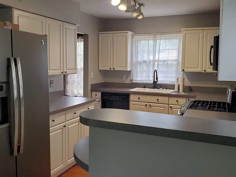 418 E High St — Photo 2