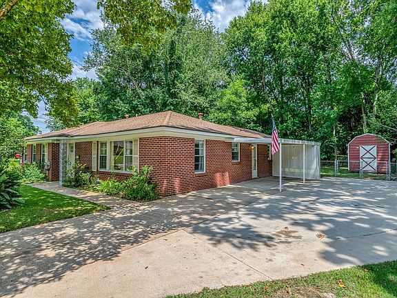 3rd image of 2777 Montrose Ave