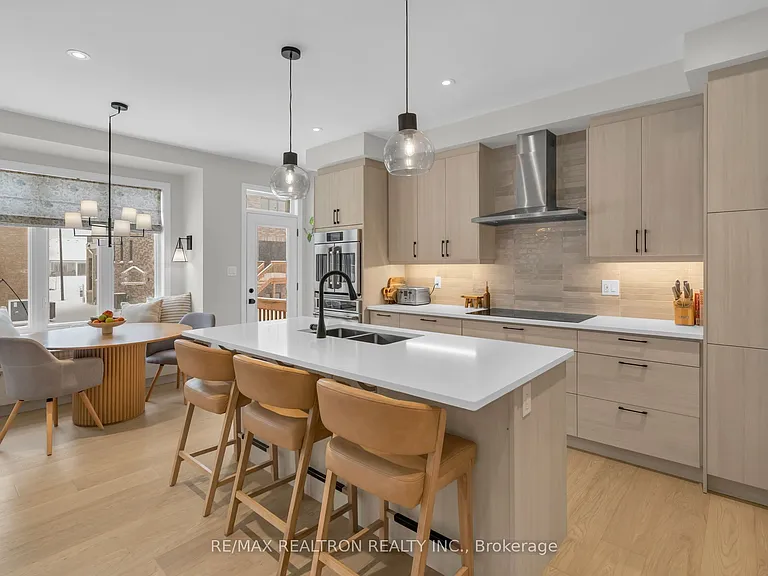 669 Newlove St — Photo 22