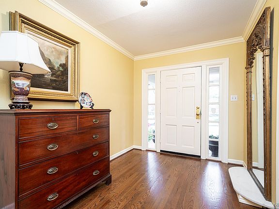 3rd image of 919 Hillcrest Dr