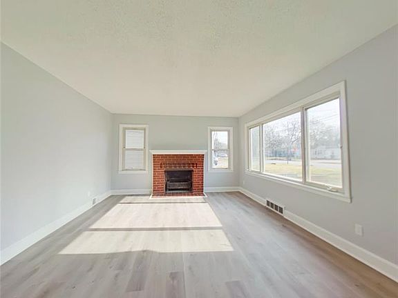 4th image of 405 W Lexington Ave