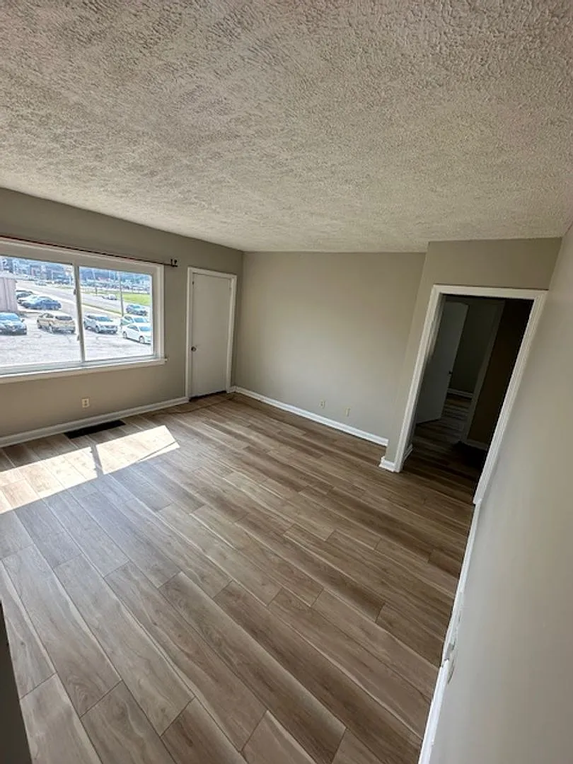 Kent Main — Photo 1