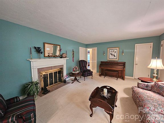 5th image of 331 Woodside Dr