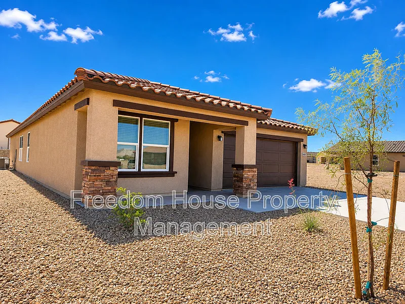 4 bed, 2.0 bath, 1815 sqft, $1,836 — Photo 3