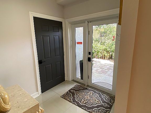 Foyer w garage entry
