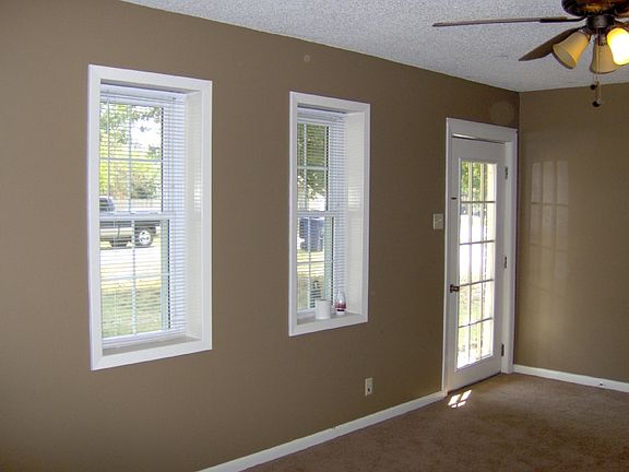 3rd image of 810 Ladd St