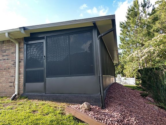 screened room  