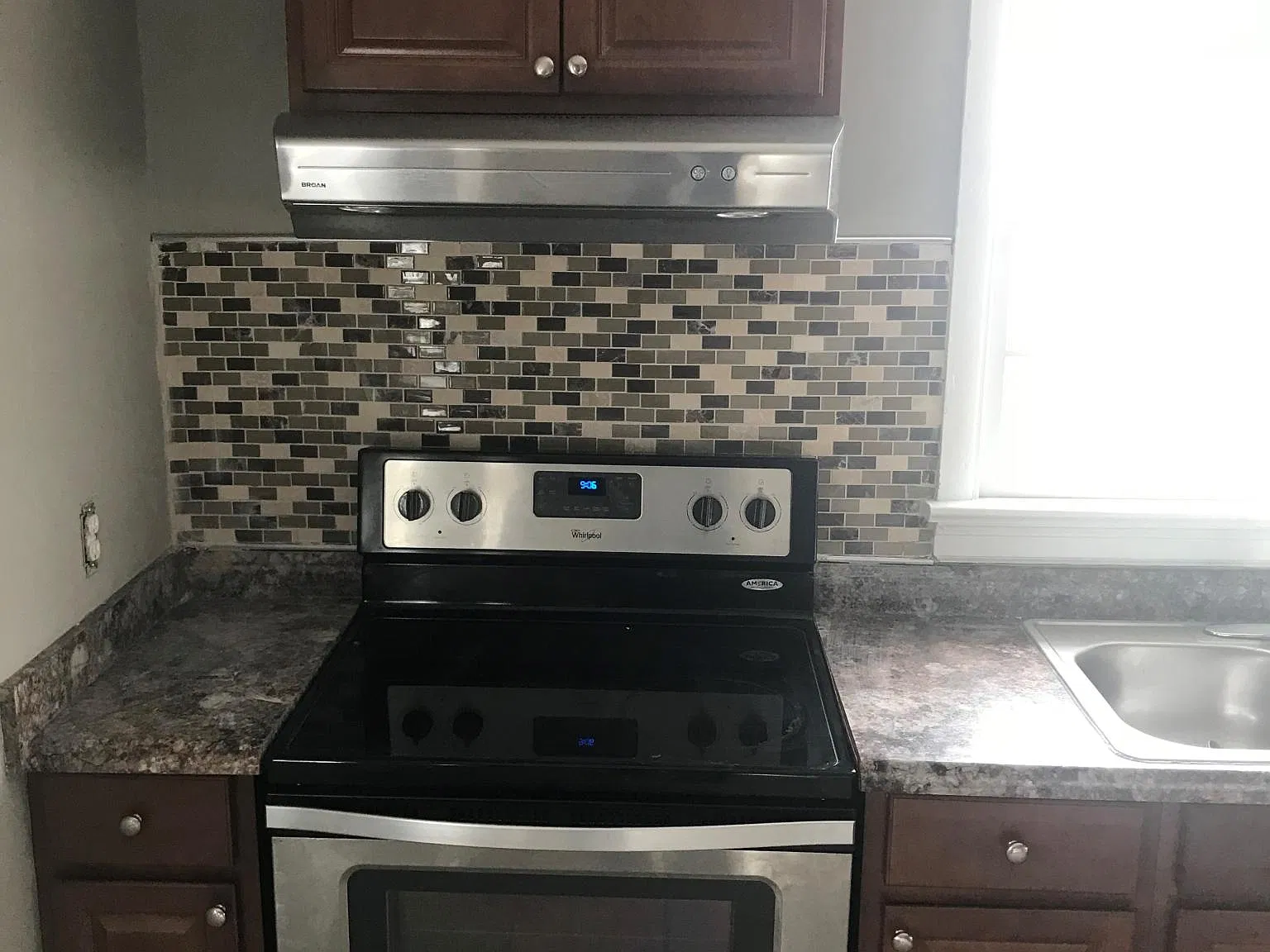 3 bed, 960 sqft, $2,014 — Photo 3