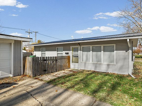 3rd image of 208 N Crescent Dr