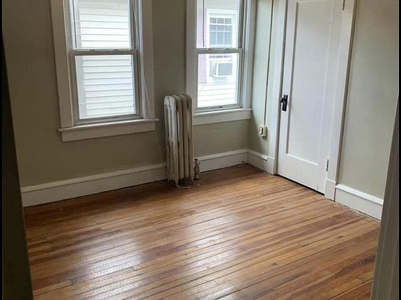 5th image of 32 N Goodwin Ave #2