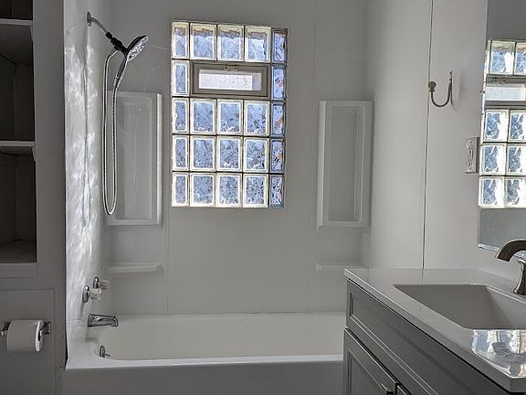 5th image of 1327 W 108th St Unit 1