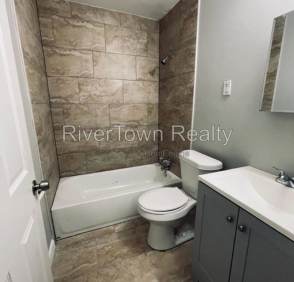 3 bed, 1.0 bath, 900 sqft, $895 — Photo 2