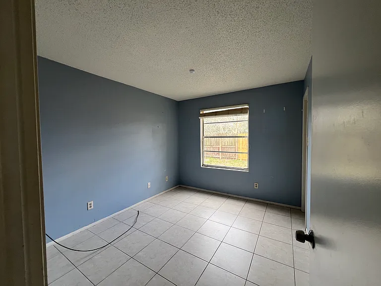 1413 Tiverton Dr — Photo 8