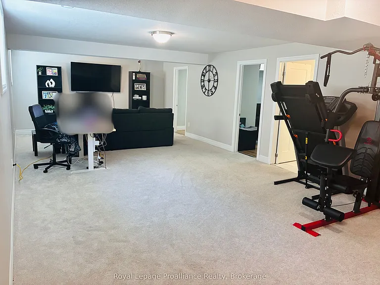 48 Mercedes Dr — Photo 36