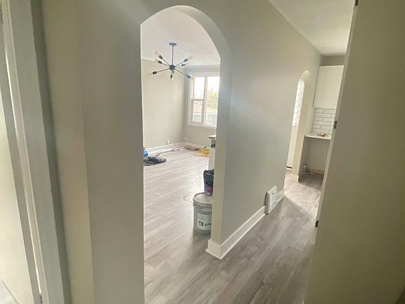 5th image of 768 Lonsdale Ave