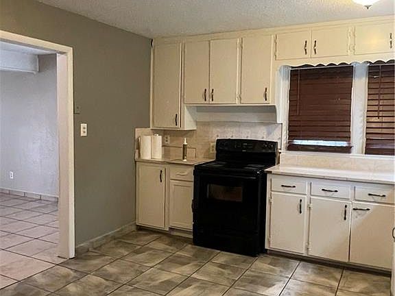 3rd image of 2412 Greeley Ave