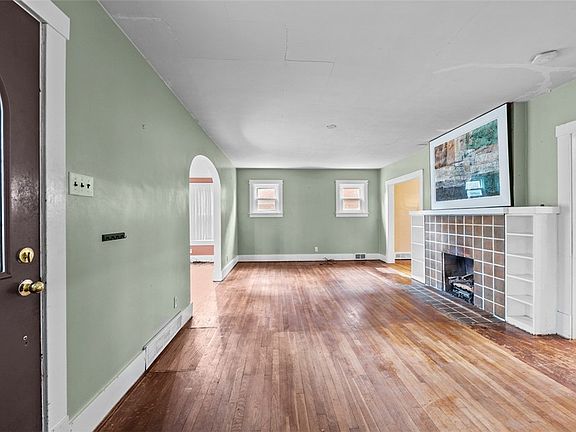 4th image of 325 Pershing Dr