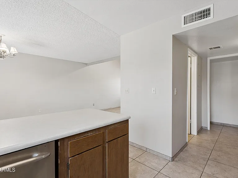 407 E Pecan Rd — Photo 12