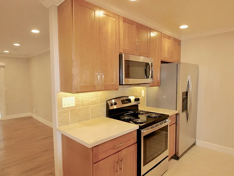 Under cabinet LEDs brightens countertop
Double door Whirlpool with ice maker
Porcelain lined wall backsplash