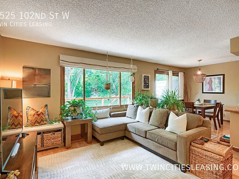 7525 W 102nd St — Photo 2