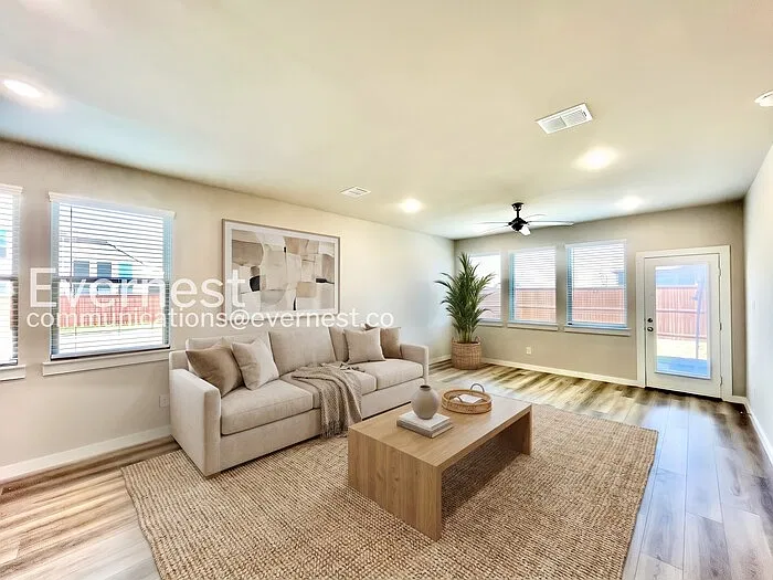 4 bed, 3.5 bath, 2550 sqft, $2,590 — Photo 2