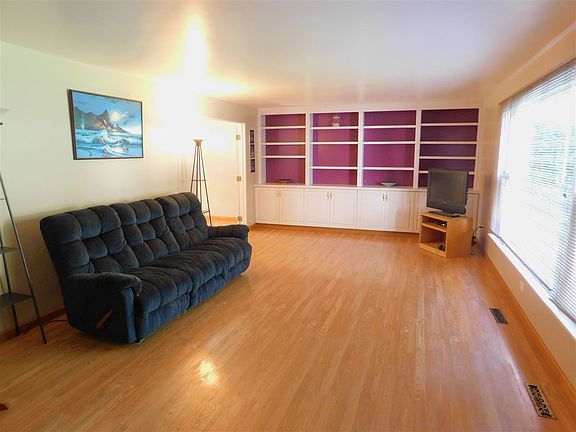 4th image of 2304 Parkwood Dr