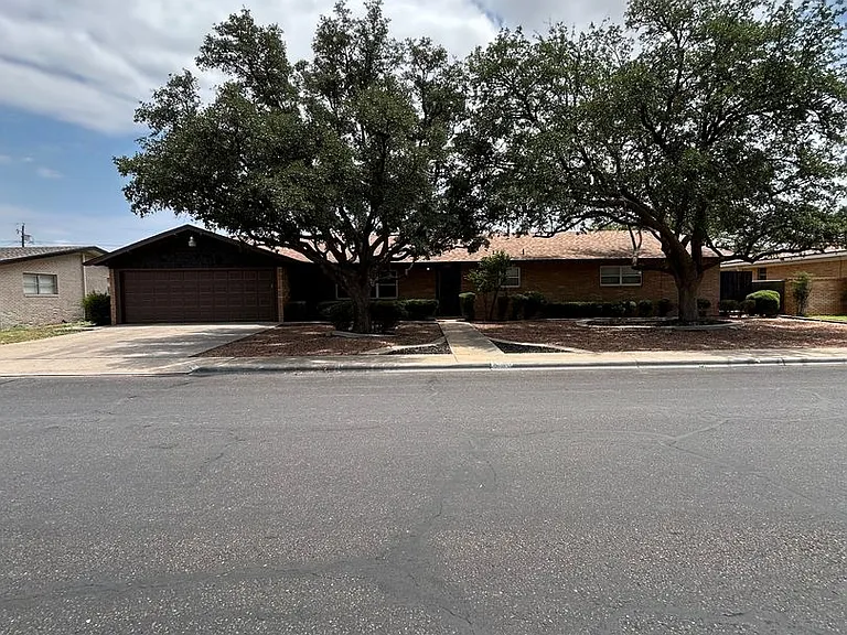 1702 Bonham Ave — Photo 2