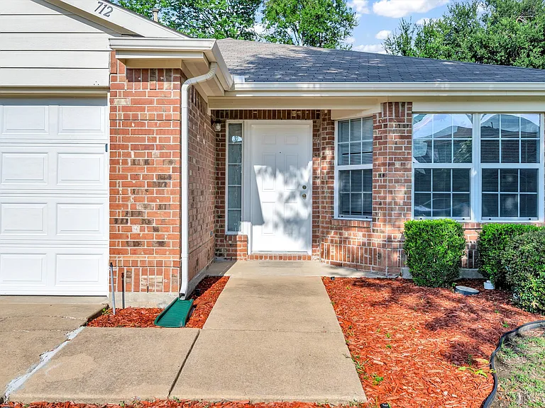 712 Riverhead Dr — Photo 3