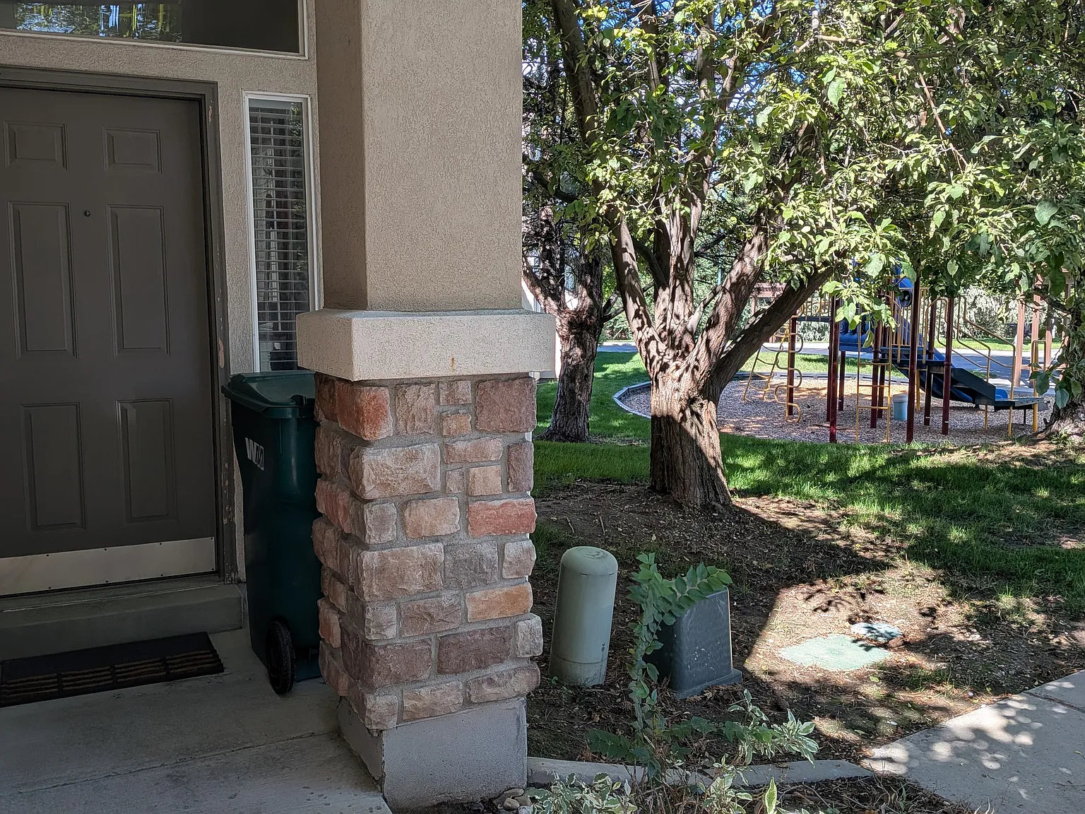 3 bed, 2.5 bath, 1400 sqft, $2,275 — Photo 3