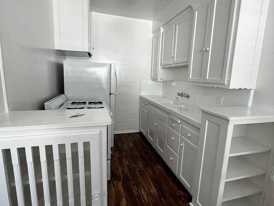 1st image of 128 S Reeves Dr #9