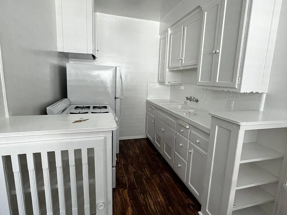 128 S Reeves Dr #9