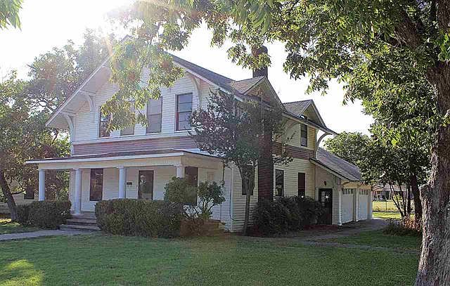 1st image of 1213 E Texas Ave