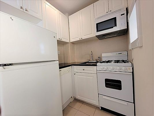 3rd image of 135 E 17th St APT 4G