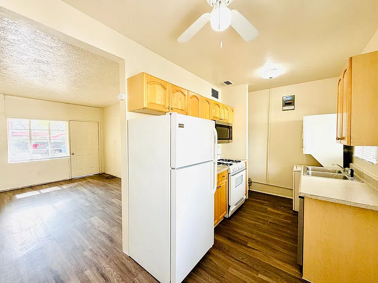 Dodge Fairmount Apartments — Photo 10